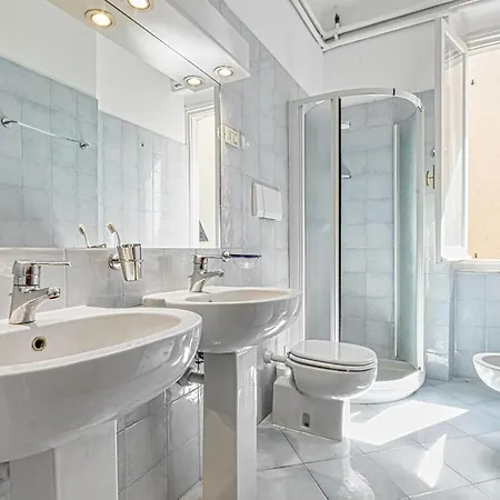 3 Bedroom Stunning In Apartment *